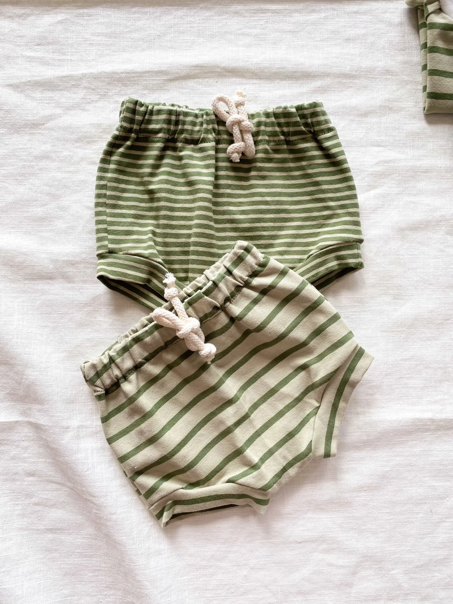 Baby boy shorts / olive stripes