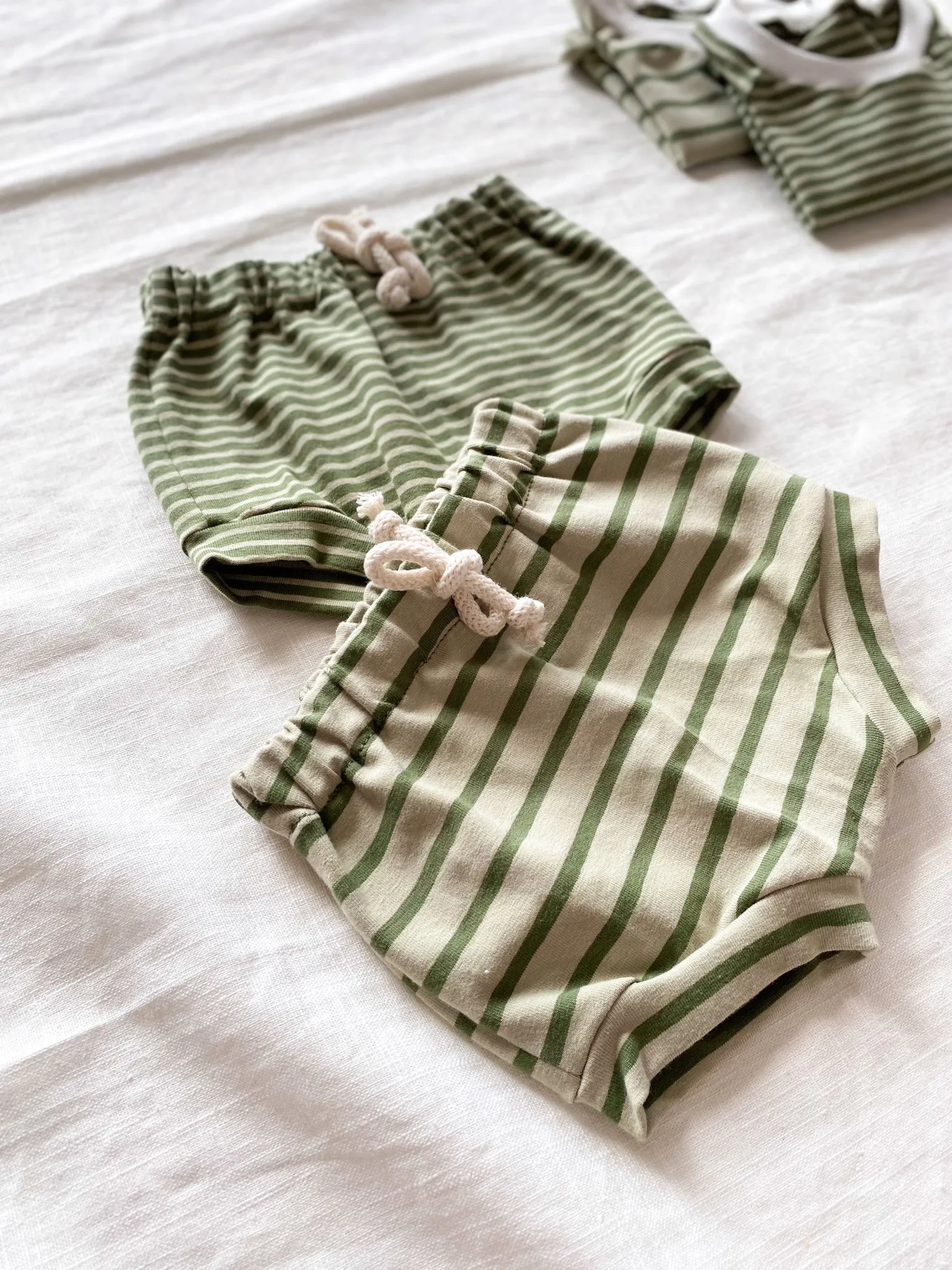 Baby boy shorts / olive stripes